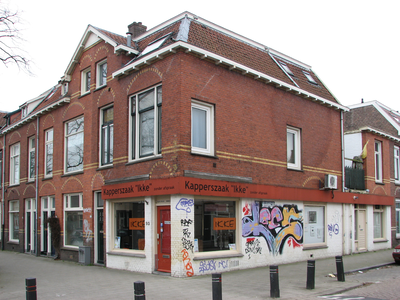 828546 Gezicht op het hoekpand Adriaen van Ostadelaan 93 (Kapsalon Ikke ) te Utrecht, met op de zijgevel graffiti. ...